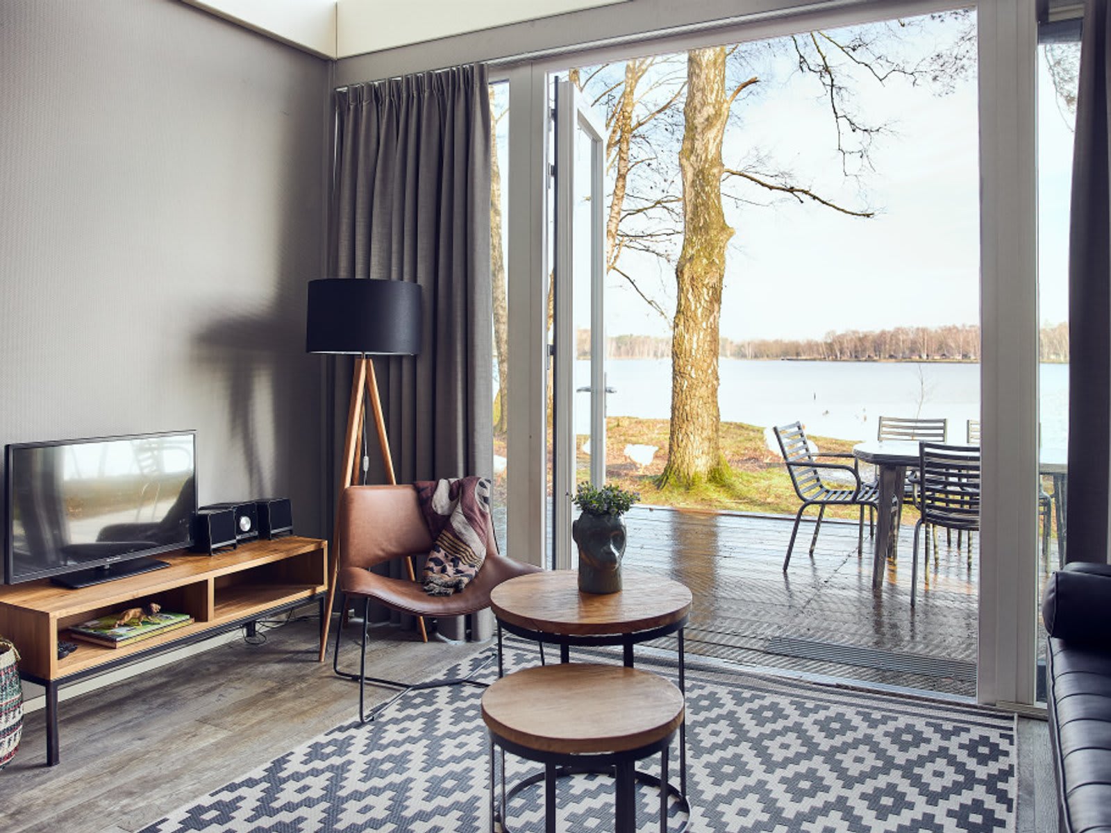 leefruimte-uitzicht-villa-maji-lake-resort-bee