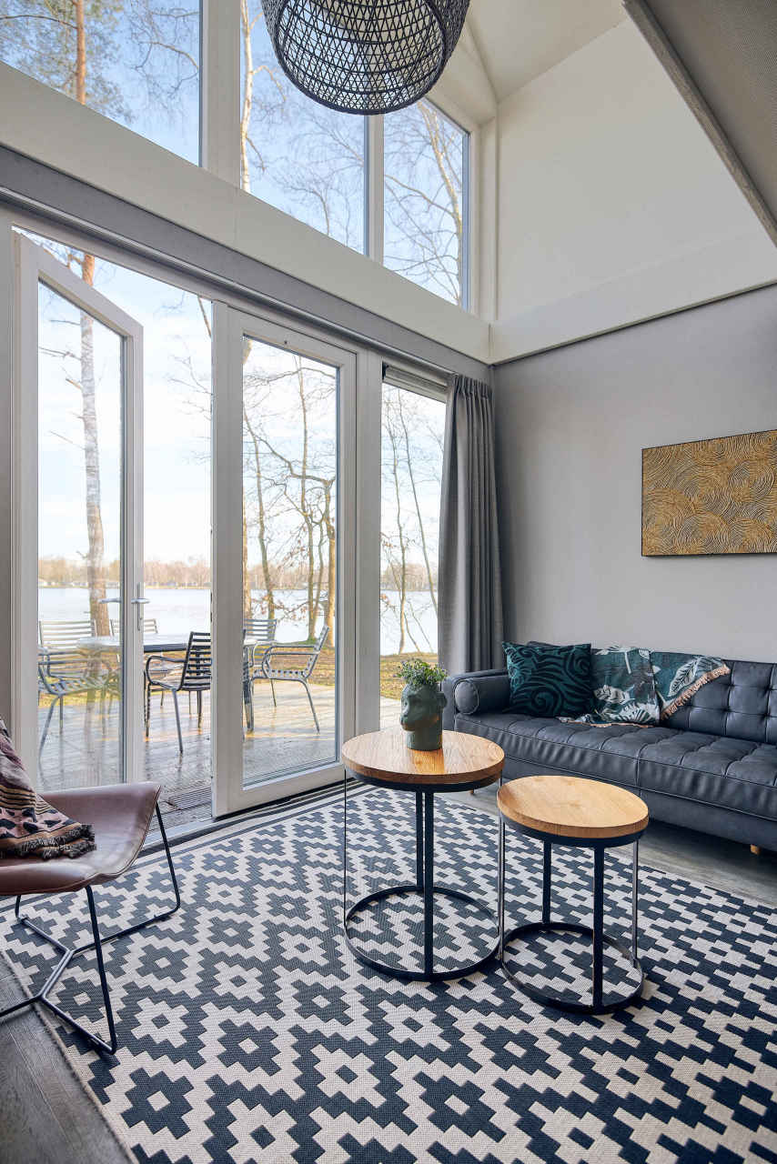 woonkamer-bank-villa-maji-lake-resort-beekse-b